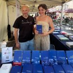Bénédicte Cécile avec son recueil Voltes sur le stand des éditions Æthalidès au festival Voix vives à Sète
